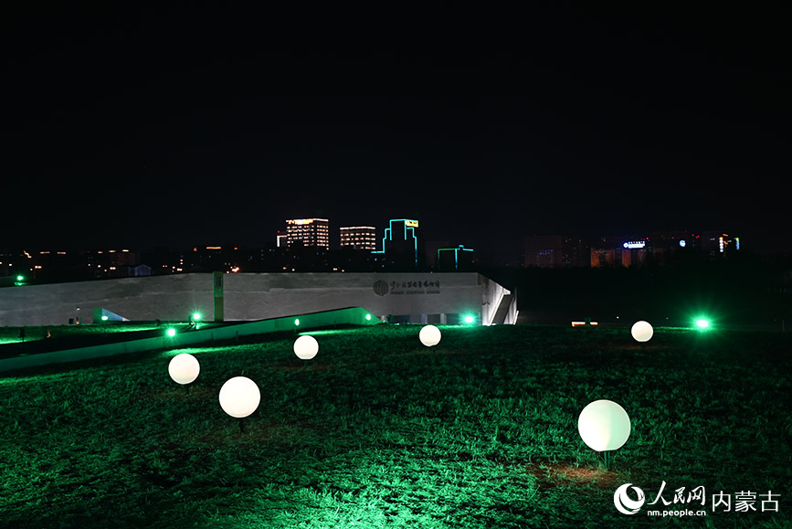 呼和浩特雕塑藝術館開啟“夜游”模式，特色燈光秀扮靚城市。人民網記者 劉藝琳攝