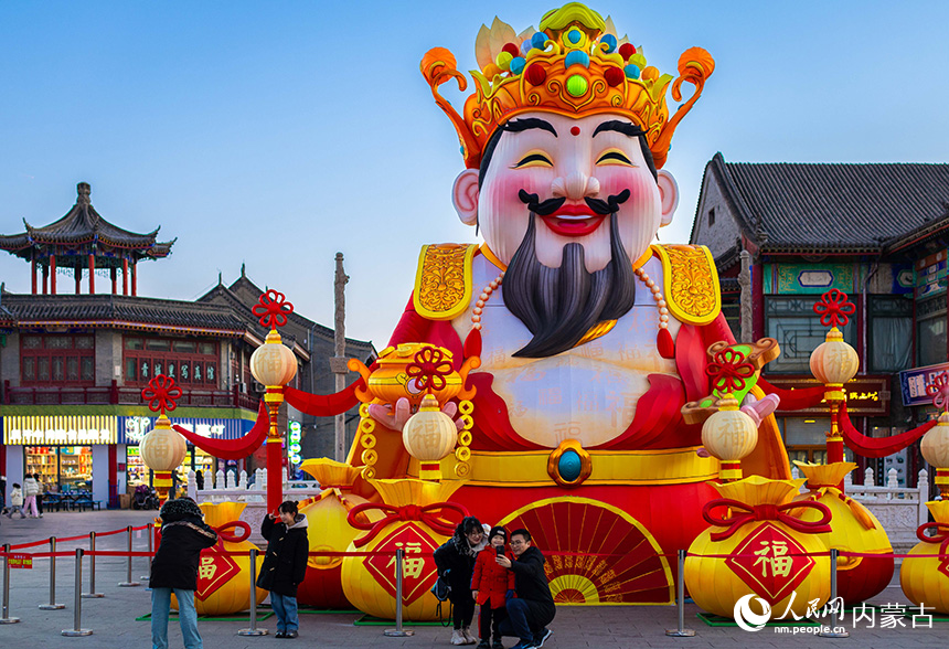 游客在呼和浩特市玉泉区塞上老街旅游休闲街区赏花灯。丁根厚摄