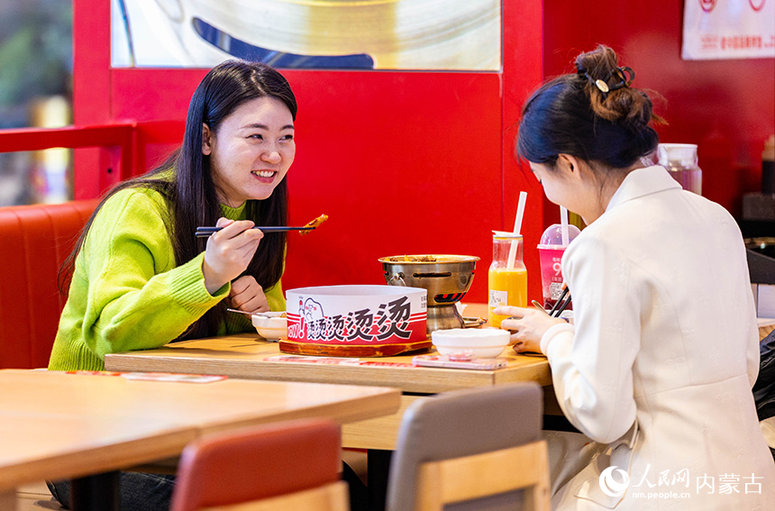 顾客在呼和浩特市玉泉区凯德茂购物中心一家火锅店用餐。丁根厚摄