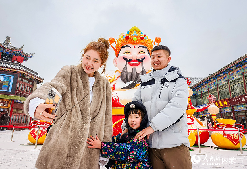 游客在呼和浩特市玉泉区塞上老街旅游休闲街区赏雪游玩。丁根厚摄