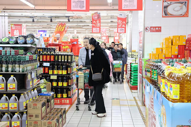 超市年货忙，年味浓。史欣雨摄