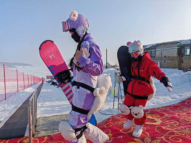 滑雪爱好者身着萌装 冲向雪场开启快乐之旅。郑明摄