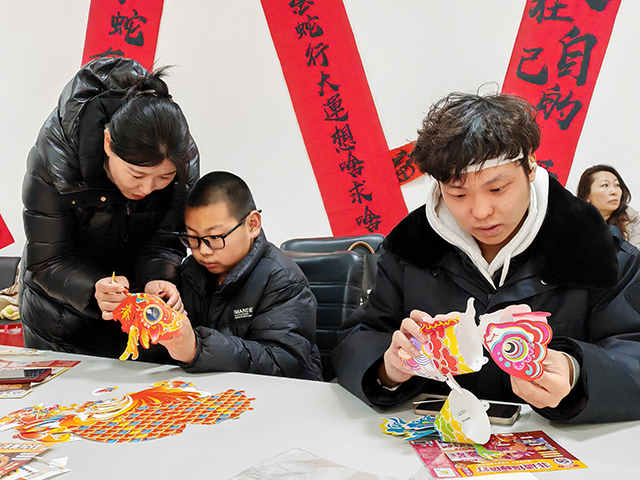 亲子手工制作共品民俗文化之美。郑明摄