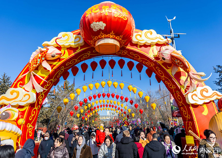 2025年2月3日，游客在呼和浩特新春文化庙会活动现场游玩赏灯。丁根厚摄