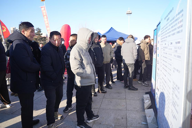 求职者浏览展板招聘信息。王莹摄
