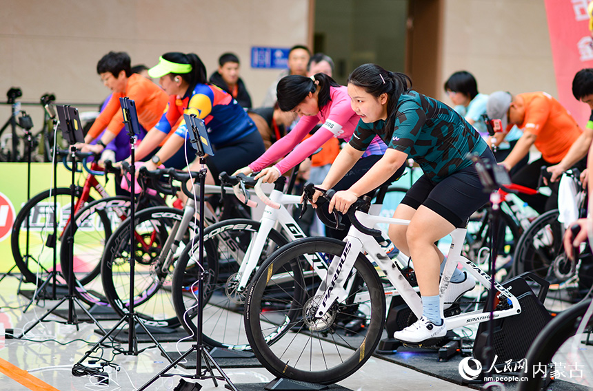 参赛选手在女子组5公里项目比赛中。王正摄