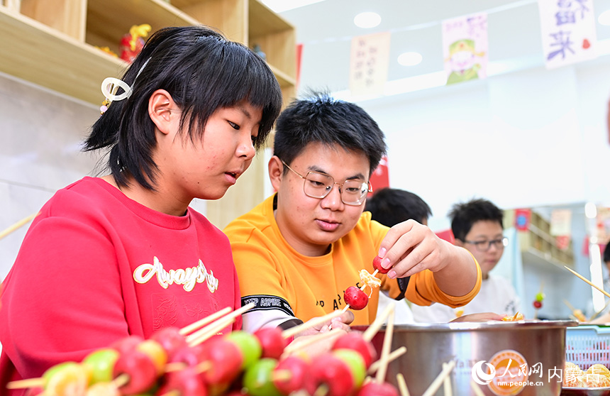 学生在康巴什区园丁社区体验制作冰糖葫芦。王正摄