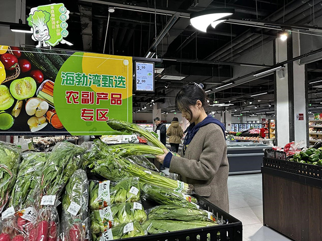 居民选购蔬菜。张琦摄