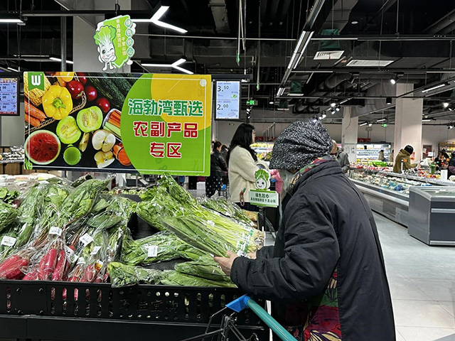 居民们挑选蔬菜。张琦摄