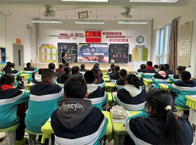 乌海市第九中学开学第一课课堂。王悦微摄