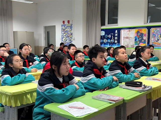 学生们认真听讲。王悦微摄