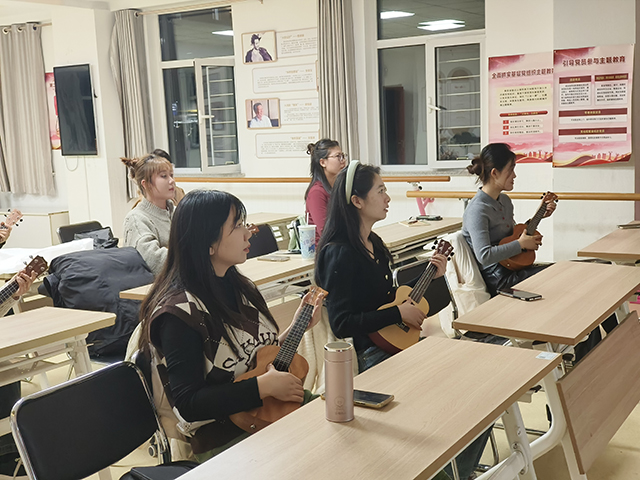 朝阳社区夜校乐器课。王雅琪摄