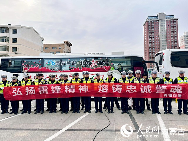 参与献血的民警。 实习生 刘瀛摄