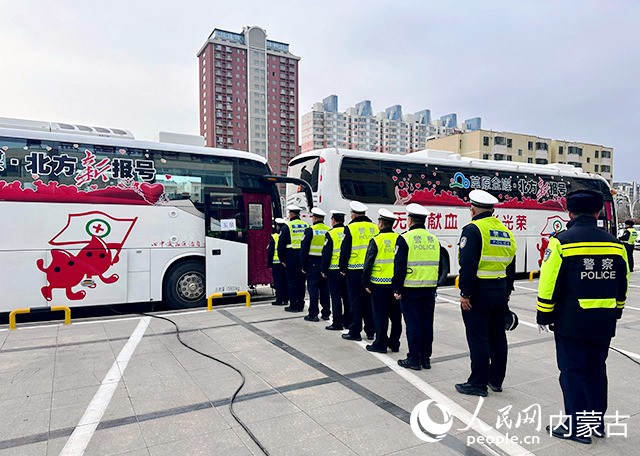 民警排队等待献血。 实习生 刘瀛摄