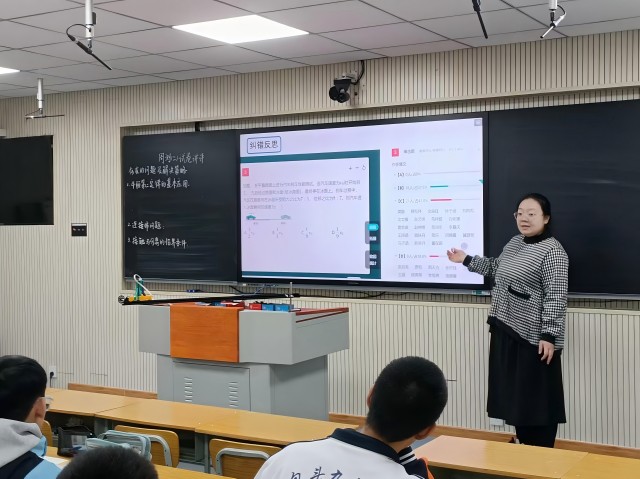 包头市第九十三中学老师借助智学网对学生的学习情况进行深入剖析。