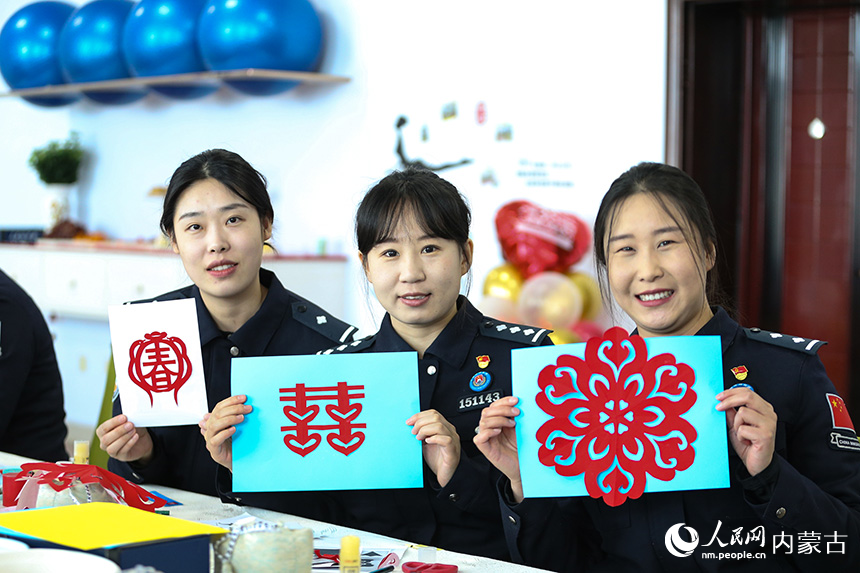 女民警們展示剪紙作品。 郭鵬杰攝