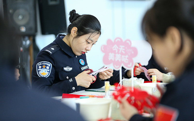 內蒙古二連邊檢站：多彩活動迎接婦女節