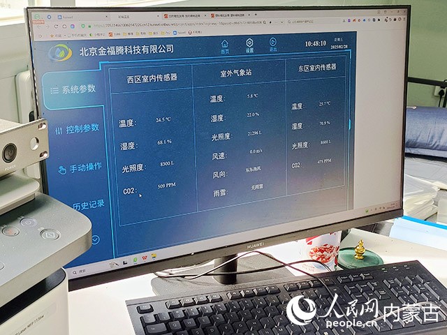 电脑显示屏中精确记录着当前温室内、室外的环境数据。实习生 李子荟摄