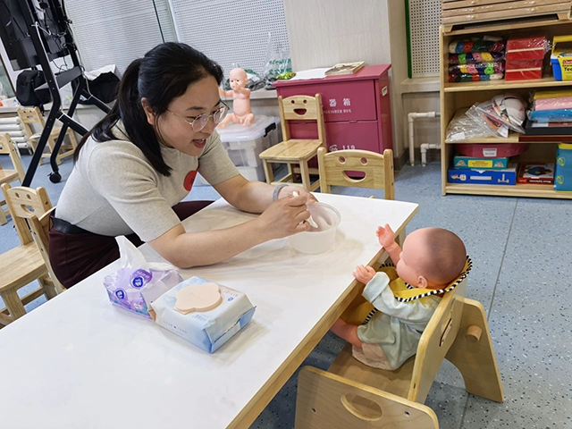 托育服务从业人员正在学习婴幼儿照料。通辽市妇幼保健院供图