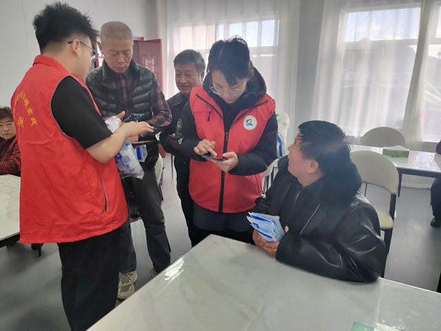志愿者正在为老人做社保认证