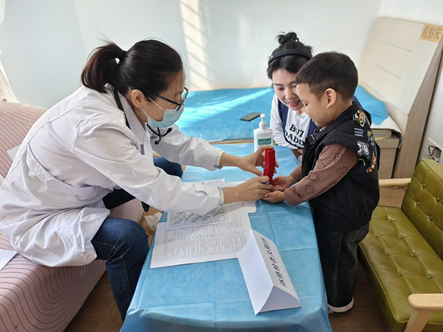 妇幼保健院为0-3岁在托婴幼儿提供免费健康体检。张慧超摄