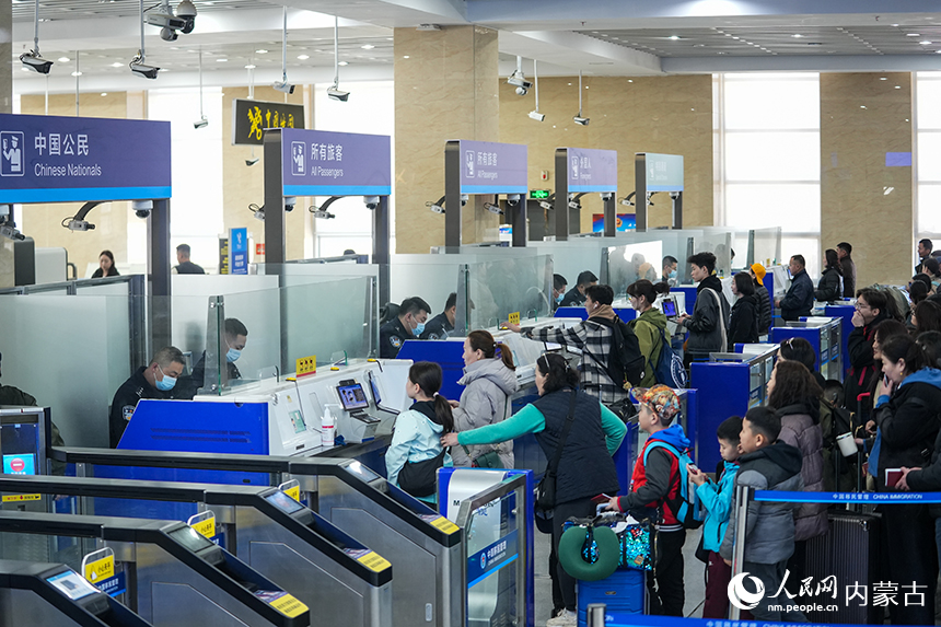 二連出入境邊防檢查站移民管理警察快速為旅客辦理通關手續。郭鵬杰攝