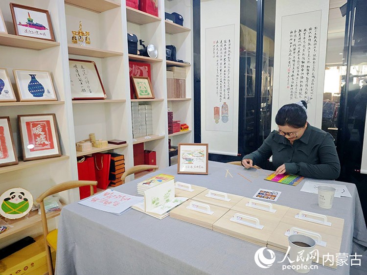 你好賽百鬧非遺工坊內，學徒王晶正在學習竹柳編。人民網記者 劉藝琳攝