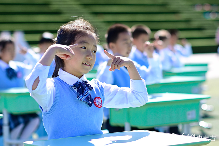 鄂尔多斯市康巴什区第六小学学生在展演活动中表演主题课桌操《把未来点亮》。王正摄