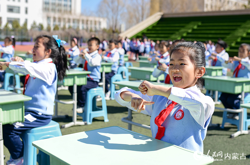 鄂尔多斯市康巴什区第六小学学生在展演活动中表演主题课桌操《童年时光》。王正摄