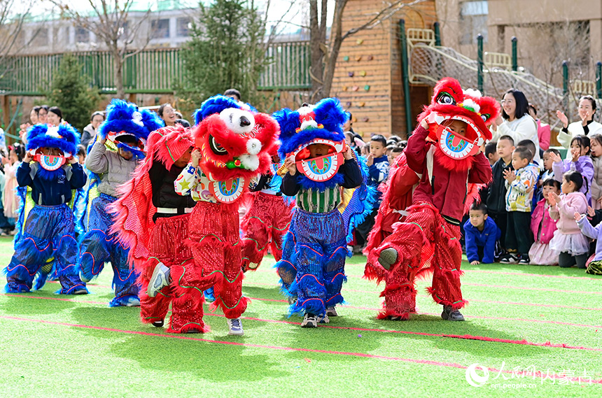 鄂尔多斯市康巴什区第十二幼儿园孩子体验舞狮。王正摄