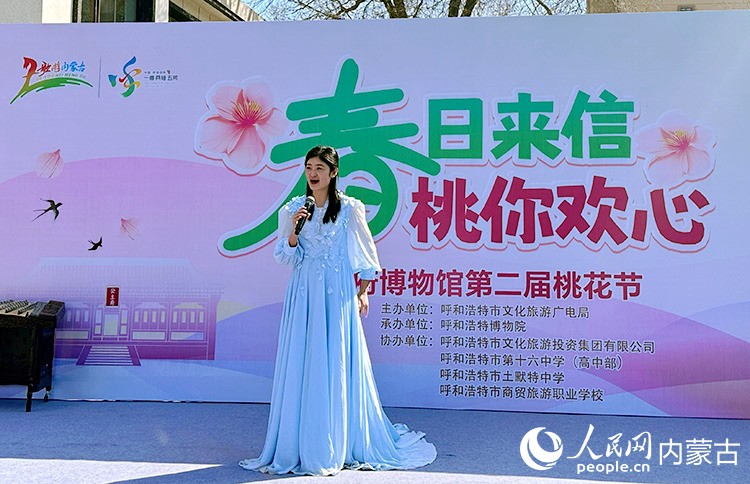 乌兰牧骑演员演唱。实习生 刘瀛摄