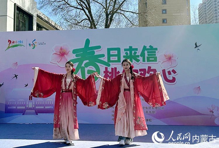 讲解员们表演古装走秀。实习生刘瀛摄