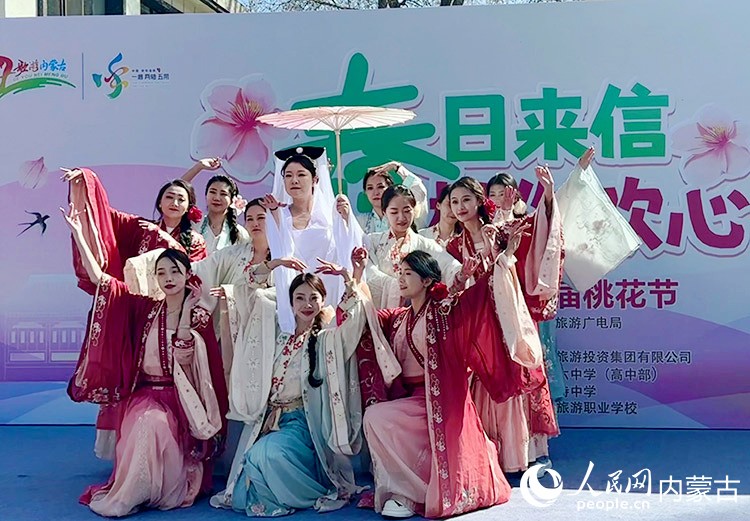 讲解员们进行舞蹈表演。实习生刘瀛摄