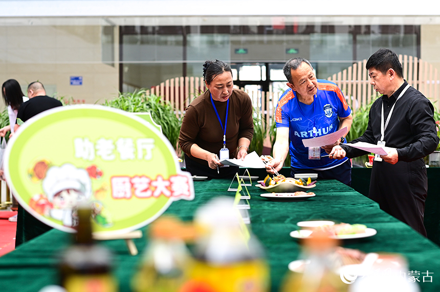 评委在助老餐厅厨艺大赛中评选。王正摄