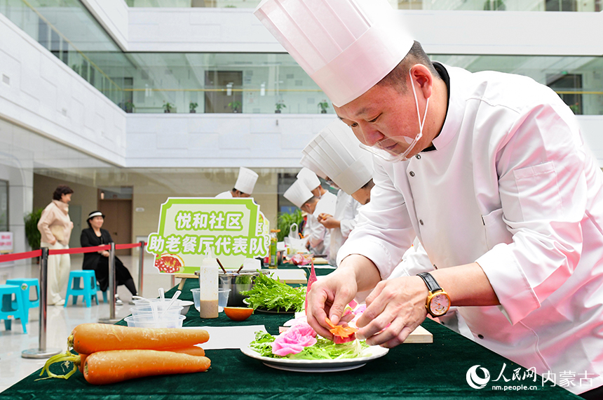 参赛选手在助老餐厅厨艺大赛雕刻项目比赛中。王正摄