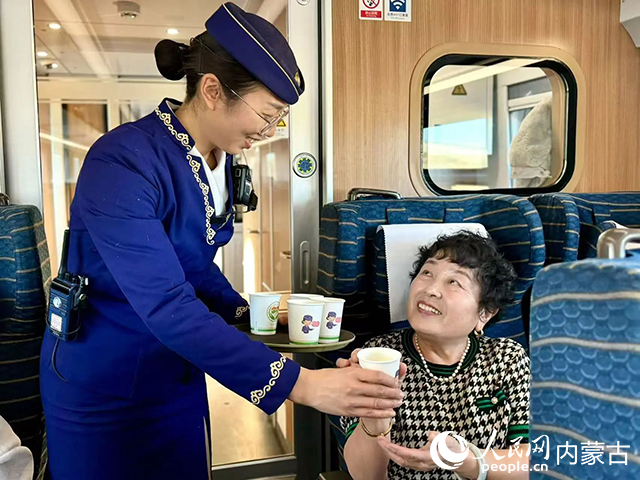呼和浩特客运段“银发服务队”服务老年旅客。自治区交通运输厅供图
