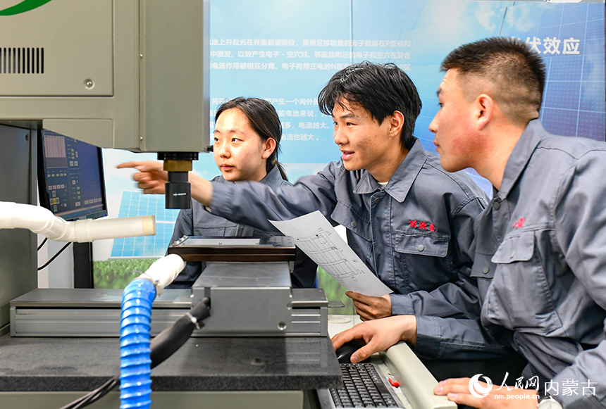 内蒙古机电职业技术学院学生在光伏实训基地参加实训学习。王正摄