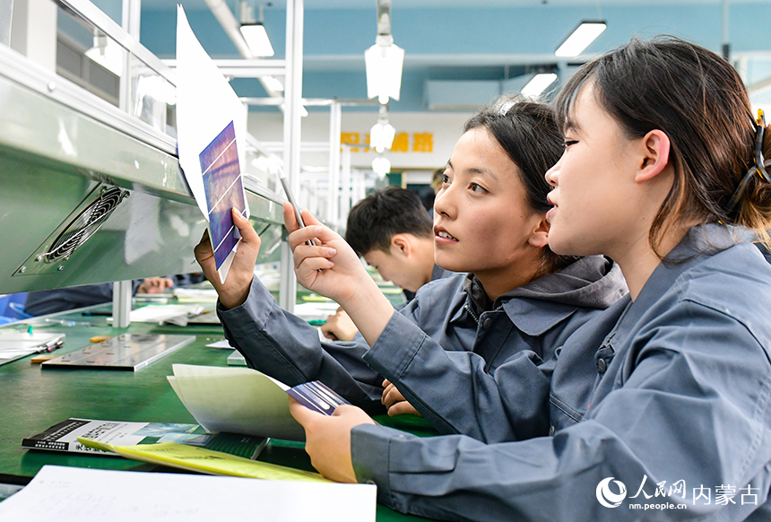 内蒙古机电职业技术学院学生在光伏实训基地参加实训学习。王正摄
