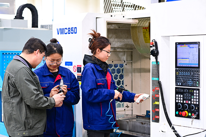 内蒙古机电职业技术学院学生在智能制造实训基地参加实训学习。王正摄