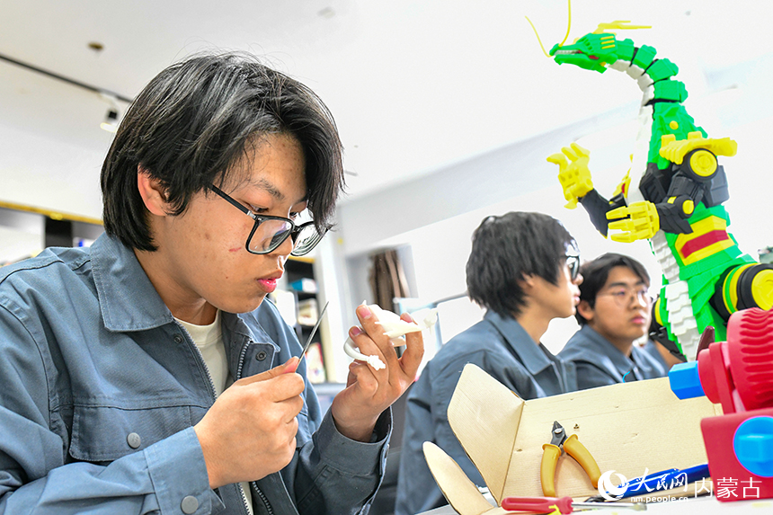 内蒙古机电职业技术学院学生在3D打印实训基地参加实训学习。王正摄