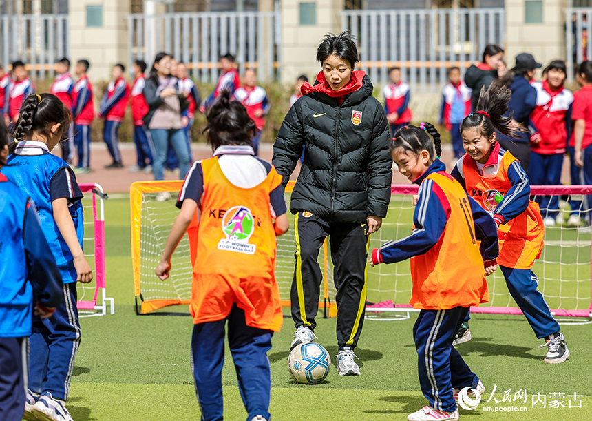 中國國家女子五人制足球隊隊員與呼和浩特市玉泉區石東路小學女足隊員進行趣味足球對抗賽。丁根厚攝