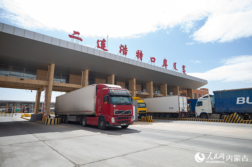 果蔬車輛通過邊防檢查后駛往蒙古國。郭鵬杰攝