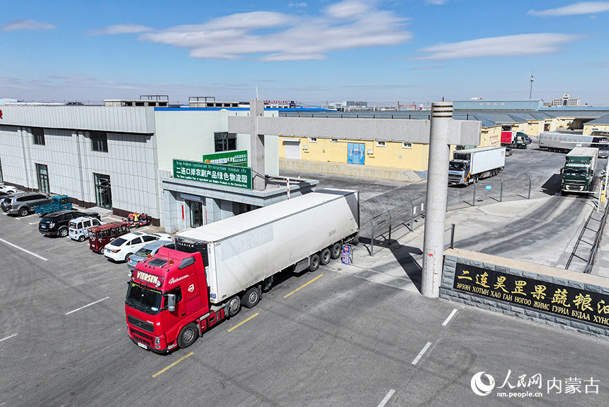 一輛滿載果蔬的車輛駛出物流園區。郭鵬杰攝
