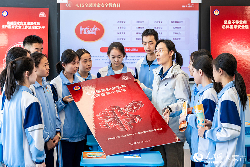 呼和浩特市玉泉區委網信辦工作人員在呼和浩特市第二十七中學向團員學生宣講普及國家安全知識。丁根厚攝