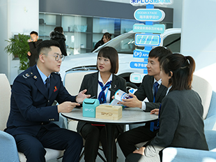 税务局宣传人员积极开展以旧换新税务政策宣传