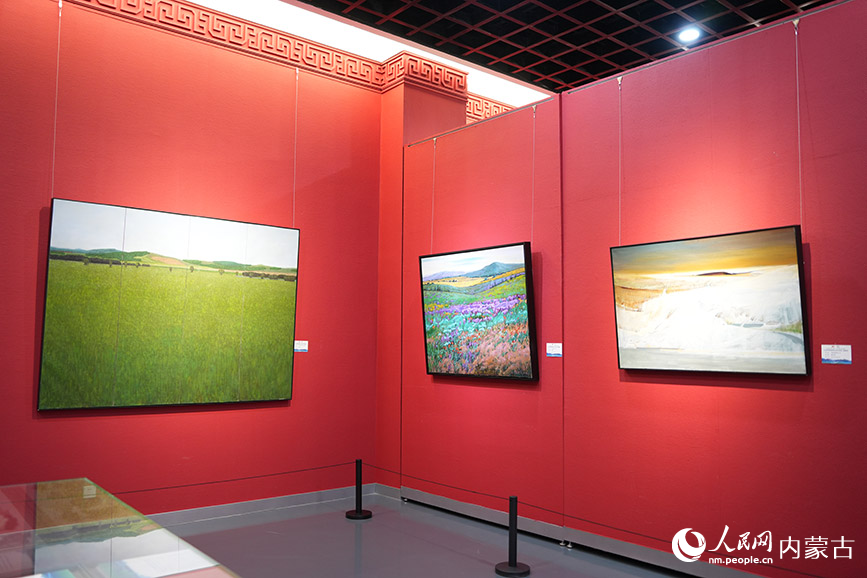 油画作品展。人民网记者 张聿修摄