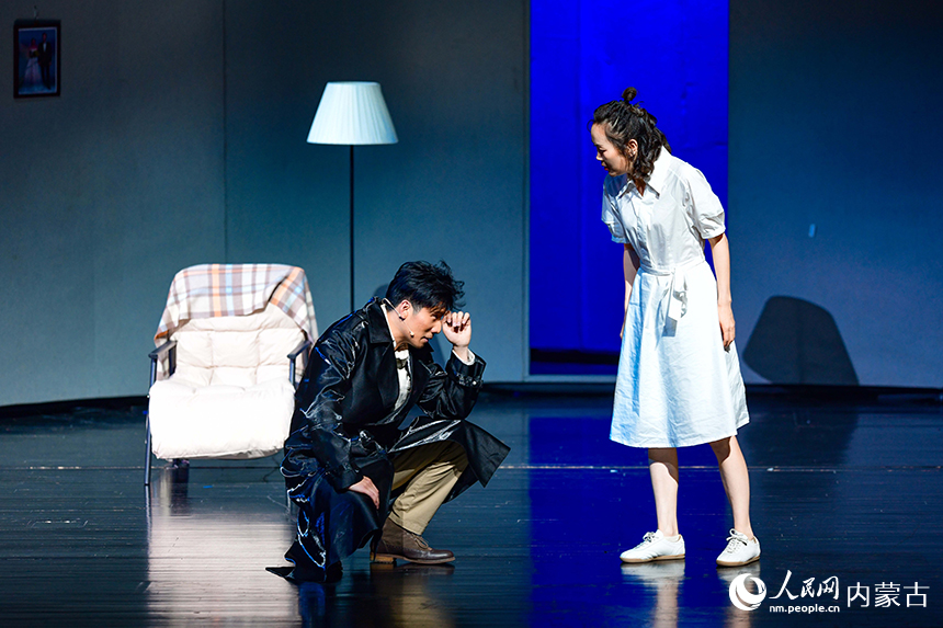 演員在話劇《夢裡夢外都是夢》中表演。王正攝