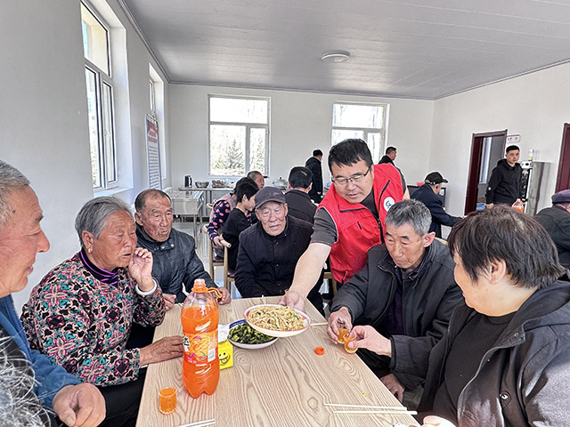 老人们正在惠民食堂内就餐