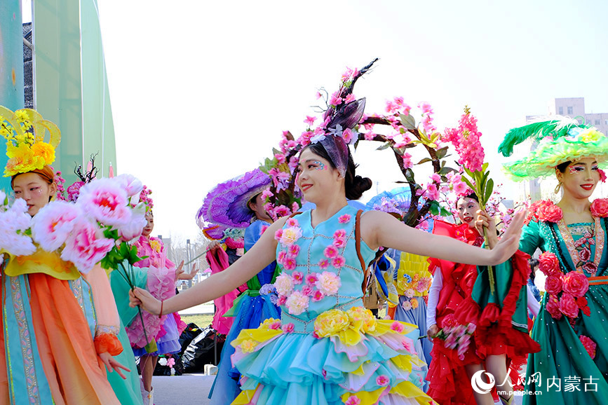“花漾青城”2025呼和浩特赏花季系列文旅活动开幕式现场。人民网记者 刘艺琳摄
