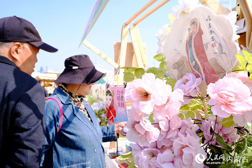 “花漾青城”2025呼和浩特赏花季系列文旅活动开启，市民正在参观精品文创市集。人民网记者 刘艺琳摄